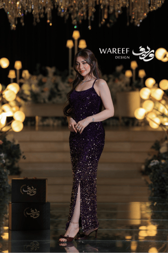 فستان سهرة بنفسجي غامق طويل بترتر لامع وحمّالات رف...