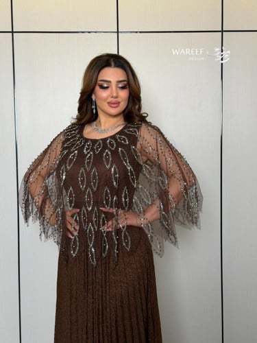فستان بني شوكولاتة بتطريز فضّي وأكمام شفافة فاخرة
