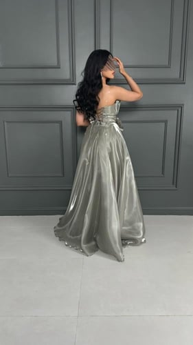 فستان سهرة لمعه بورده من الأمام بتصميم حديث