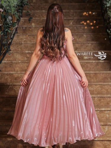 فستان سهرة باللون الزهري يمتاز بالكسرات