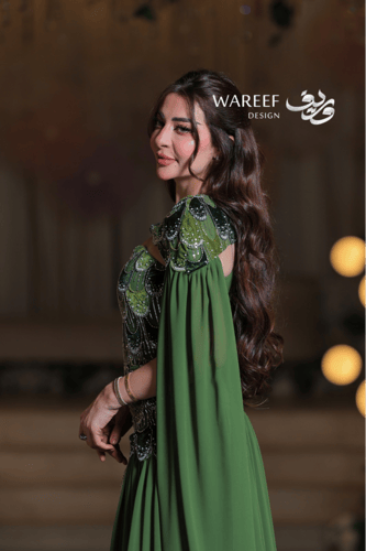 فستان سهرة أخضر ملكي بتطريز مخملي فاخر وتصميم مستو...