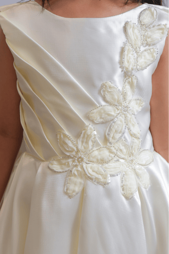 فستان بناتي أوف وايت بتطريز زهري ووشاح جانبي أنيق