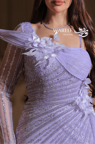 فستان سهرة ليلكي بتطريز فضّي وذيل تول فاخر ولمسة ز...