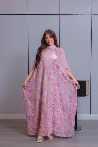 جلابية ناعمة وردية بتطريز زهري بارز وأكمام منسدلة...