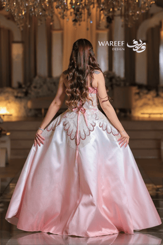 فستان بدرجات الوردي مع الابيض وتطريز مميز