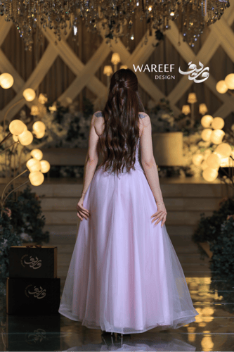 فستان سهرة من التول الفاخر بتصميم كورسيه مطرّز وبأ...