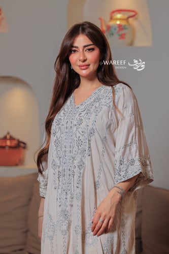 جلابية رمادية فاتحة بتطريز فضي متناثر وقصة انسيابي...