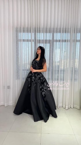 فستان سهرة اسود مزين بتطريز انيق
