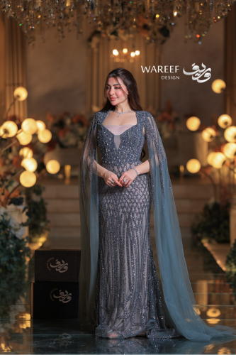 فستان سهرة رمادي ساحر مطرز بتفاصيل فاخرة وأكمام من...