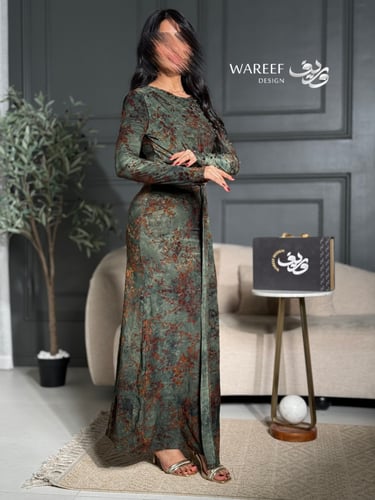 فستان أخضر داكن بنقشة زهرية دافئة وتفاصيل أنثوية ر...