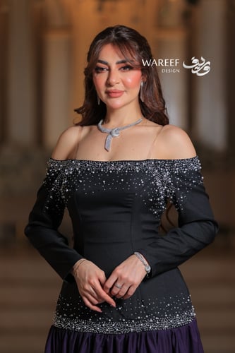 فستان بنفسجي ملكي بأكتاف مكشوفة وتطريز براق