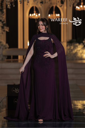 فستان بنفسجي بأكمام شفافة وجناح منفصل بتطريز لامع