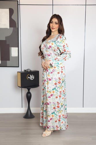 جلابية طويلة باللون السكري بنقشة زهور ملونة وقصة ا...