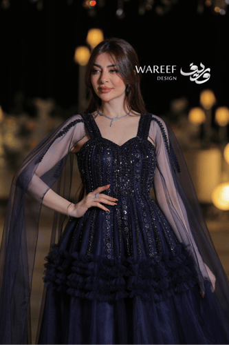 فستان سهرة كحلي طويل بتطريزات براقة وكاب تول فاخر...