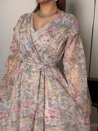 فستان ناعم فلورال ناعم بقصّة أميرة وأكمام شفافة أن...