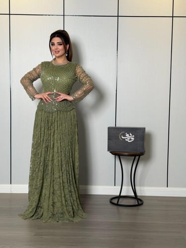 فستان ناعم أخضر زيتوني بتطريز لؤلؤي فاخر وتنورة دا...