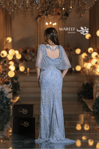 فستان سهرة رصاصي فاخر مطرز بالكامل بكاب شفاف وانسي...