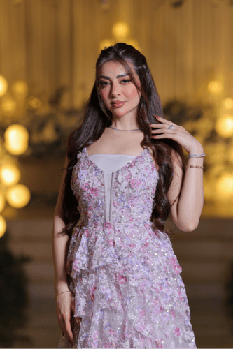 فستان سهرة وردي لؤلؤي بطبقات تول مزخرفة وقصة كورسي...