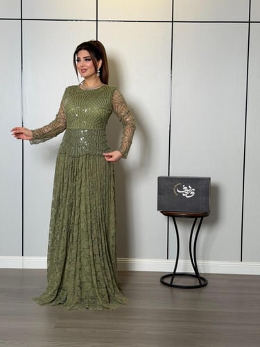 فستان ناعم أخضر زيتوني بتطريز لؤلؤي فاخر وتنورة دا...