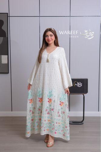 جلابية أوف وايت مطرّزة بنقوش زهرية ملوّنة