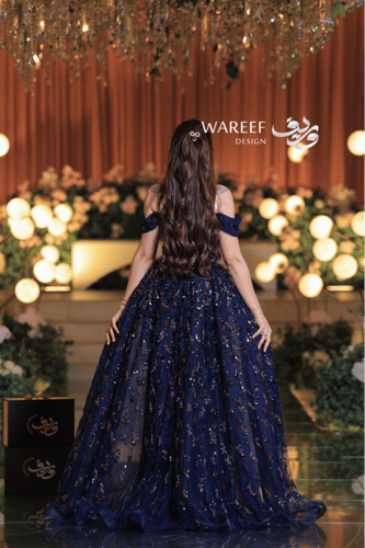 فستان سهرة كحلي ملكي بتطريز عنّابي فاخر وتصميم أكت...