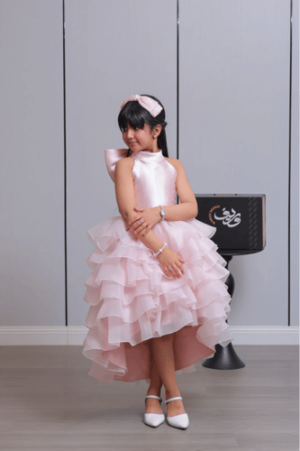 فستان بناتي وردي بطبقات تول وقصة أمامية قصيرة وخلف...