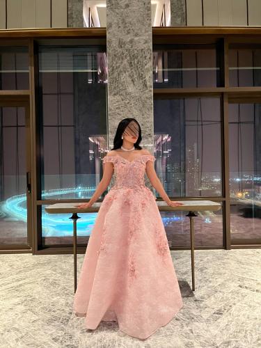 ‎فستان دانتيل سهرة وردي بزهور ناعمة