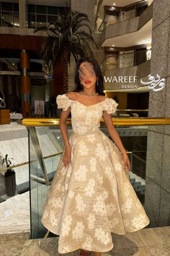 فستان سهره انيق باللون البيج مزين بالورود