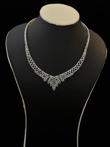 طقم زركون فضي بتصميم أوراق متشابكة