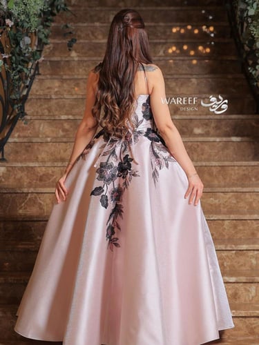 فستان سهره باللون الزهري مزين بتطريز الكحلي