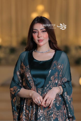 جلابية فاخرة بعباءة شفافة مطرزة وقصّة أنثوية راقية