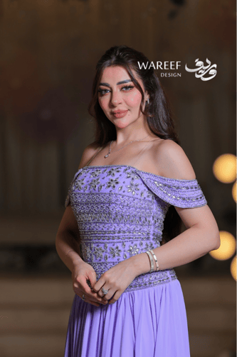 فستان سهرة لافندر فاخر بتطريز فضّي راقٍ وتصميم أكت...