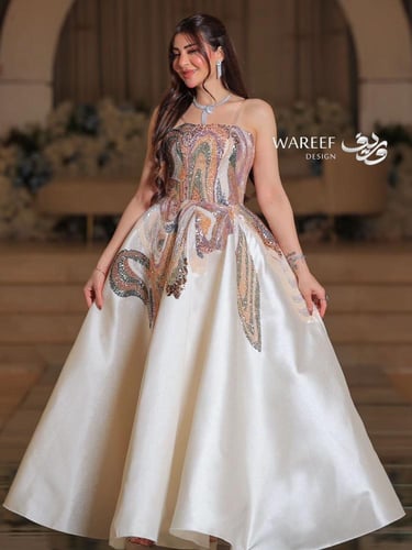 فستان سهره باللون البيج ومزين بالتطريز