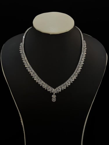 طقم زركون فضي بتصميم قطرة