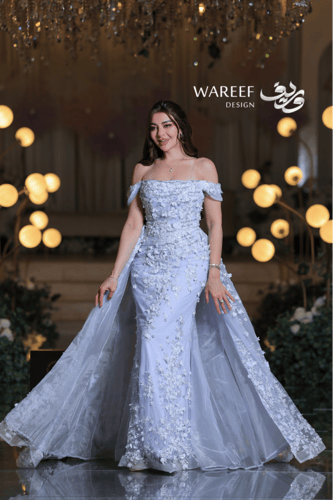 فستان سهرة سماوي مطرّز بالورود ثلاثية الأبعاد مع ذ...