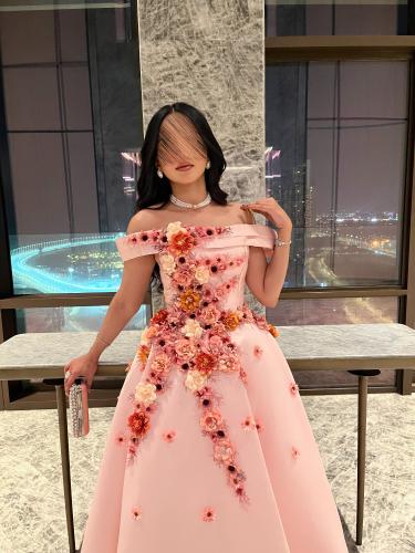 فستان سهرة وردي منفوش بتطريزات ورود بارزة