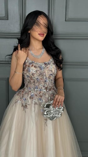 فستان تل سهرة سكري مزين بزهور لامعة