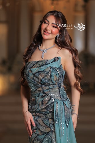 فستان مطرز بالوان مختلفه وذيل جانبي