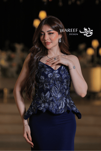 فستان سهرة كحلي فاخر بقصة حورية وتطريز أوراق لامعة...