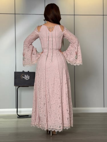 فستان ناعم وردي بدانتيل فاخر وحزام خصر أنيق