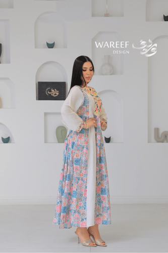 جلابية ناعمة بطابع تراثي عصري بتطريز ملوّن ولمسة أ...