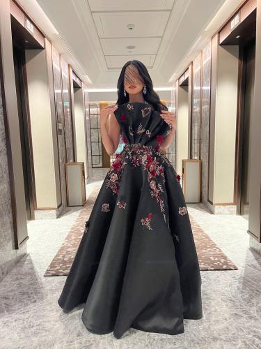 ‎فستان سهرة اسود منفوش بتطريزات ورود بارزة