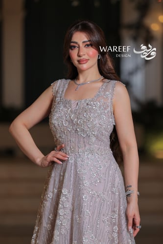 فستان سهرة لافندر تول مطرز بالزهور والكريستال قصة...