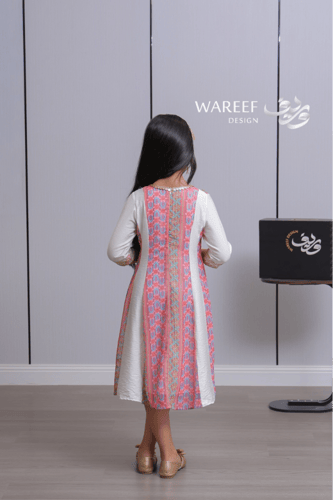 جلابية بناتي أوف وايت بنقوش تراثية وردية