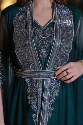 جلابية سهرة فاخرة بتطريز فضي وقصة ملكية