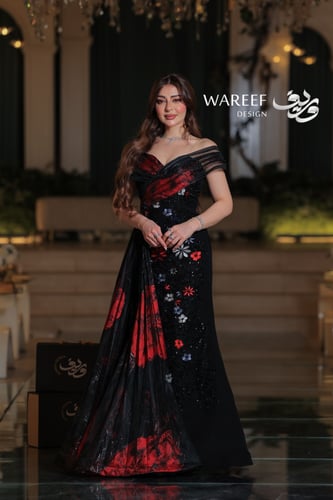 فستان سهرة أسود طويل من التول بتصميم أوف شولدر مطر...