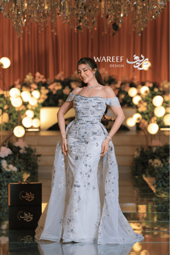 فستان سهرة فضّي مزدان بتطريزات زهرية راقية وتصميم...