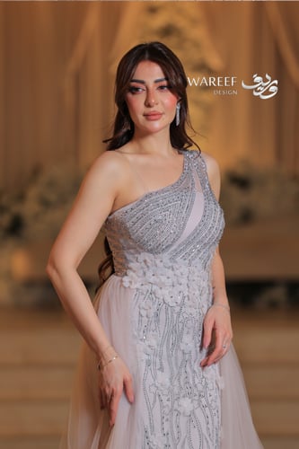 فستان ون شولدر موف فاتح ضيق بقصة مع ذيل تل وتطريز...