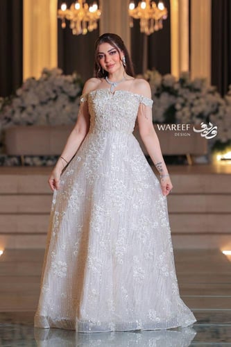 فستان سهره اوف شولدر باللون الابيض مزين بالتطريز