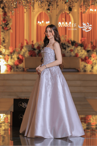 فستان ليلكي طويل منفوش بتطريز يدوي من الترتر والكر...